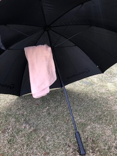 雨の日ゴルフ　傘の使い方